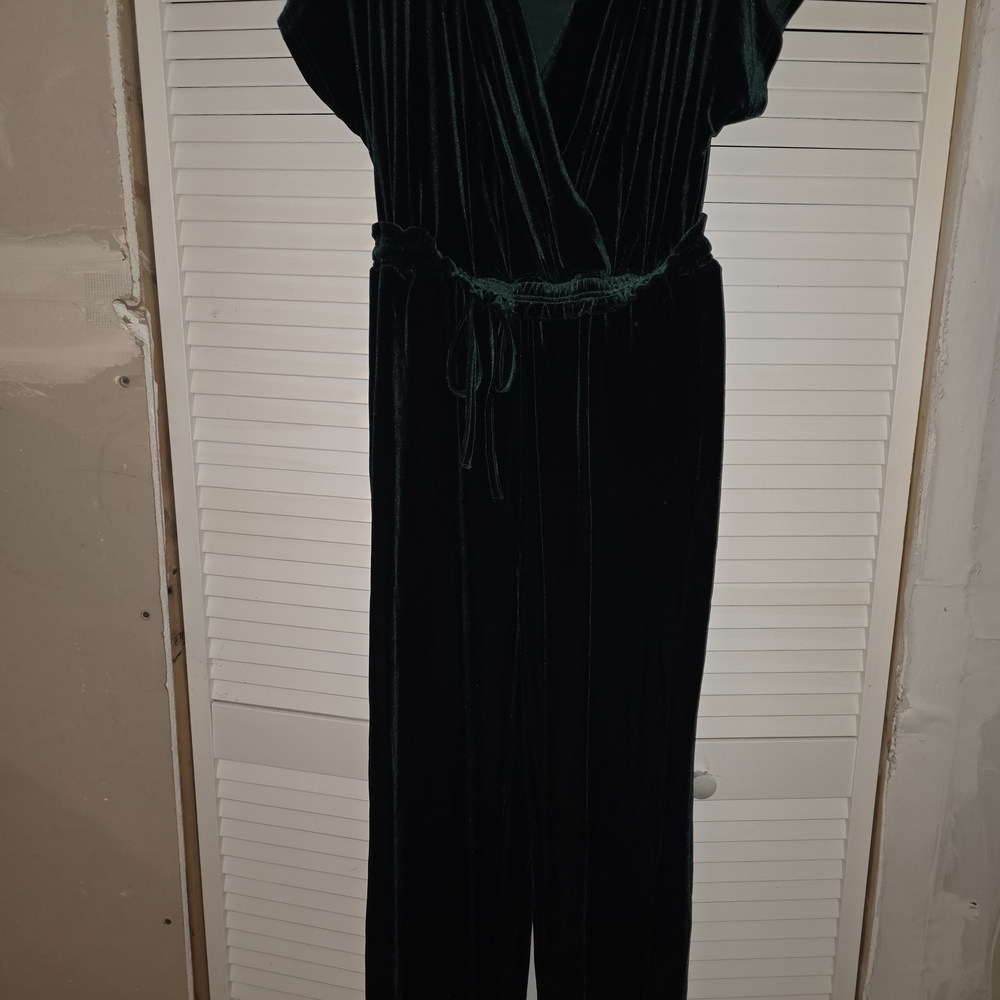 Elegant Velvet Jumpsuit in Deep Green